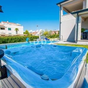 ISTRA, POREČ – Ekskluzivna dvojna kuća s bazenom i jacuzzijem nadomak Poreča