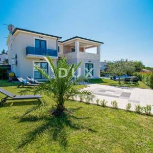 ISTRA, POREČ – Ekskluzivna dvojna kuća s bazenom i jacuzzijem nadomak Poreča