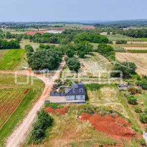 Istra, Poreč okolica-građevinsko zemljište s dozvolom za dvojnu kuću
