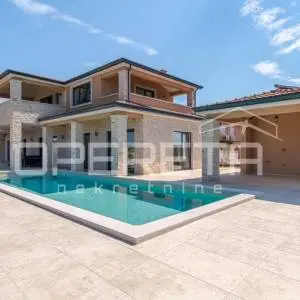 Istra, Poreč okolica – kuća s bazenom i otvorenim pogledom na more