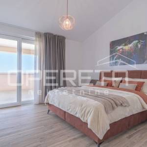 Istra, Poreč okolica – kuća s bazenom i otvorenim pogledom na more
