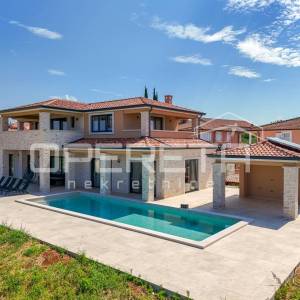 Istra, Poreč okolica – kuća s bazenom i otvorenim pogledom na more