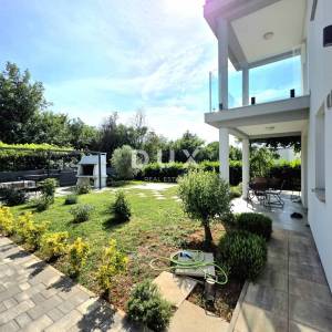 ISTRA, POREČ, OKOLICA - Obiteljska kuća na mirnoj lokaciji, nadomak grada i svog sadržaja