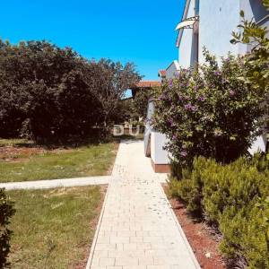  ISTRA, POREČ - Prostrani renovirani stan s vrtom! 