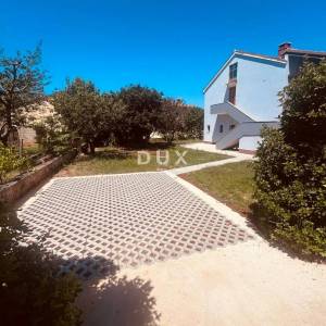  ISTRA, POREČ - Renovirani stan s lijepom okućnicom ,terasom i parkingom! 
