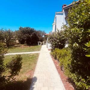  ISTRA, POREČ - Renovirani stan s lijepom okućnicom ,terasom i parkingom! 