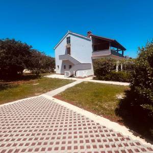  ISTRA, POREČ - Renovirani stan s lijepom okućnicom ,terasom i parkingom! 