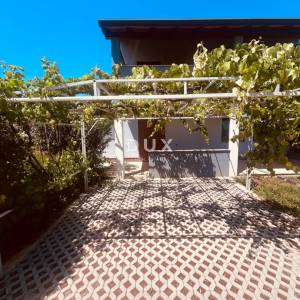  ISTRA, POREČ - Renovirani stan s lijepom okućnicom ,terasom i parkingom! 