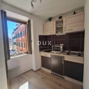 ISTRA, ROVINJ - Kuća s apartmanima prvi red do mora