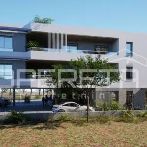 Istra, Umag – kvalitetna novogradnja, stan s vrtom i bazenom