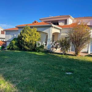ISTRA, UMAG - Samostojeća kuća s dva odvojena stana, garažom i okućnicom