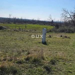 ISTRA, VALTURA - Zemljište s građevinskom dozvolom za kuću s bazenom