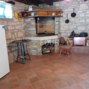 Istra, Višnjan, dvije kuće, vanjski bazen, garaže, okućnica