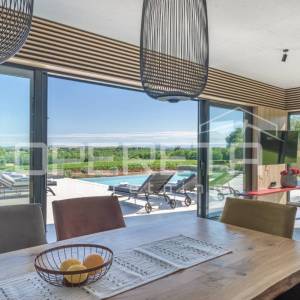 ISTRA, VIŽINADA - Moderna vila s bazenom, panoramskim pogledom i luksuznim inter