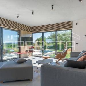 ISTRA, VIŽINADA - Moderna vila s bazenom, panoramskim pogledom i luksuznim inter