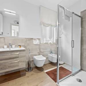 ISTRA, VOLME - Moderna vila s pogledom na more i elegantnim mediteranskim ambijentom