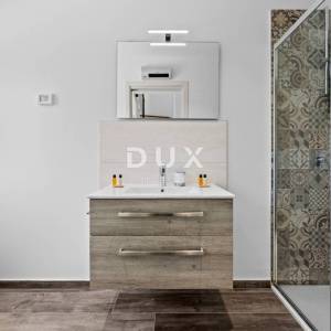 ISTRA, VOLME - Moderna vila u zatvorenom kompleksu s liftom, 350 m od mora