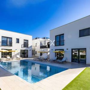 ISTRA, VOLME - Moderna vila u zatvorenom kompleksu s liftom, 350 m od mora