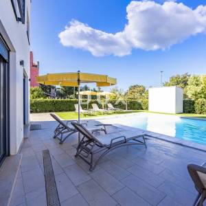 ISTRA, VOLME - Moderna vila u zatvorenom kompleksu s liftom, 350 m od mora