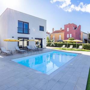 ISTRA, VOLME - Moderna vila u zatvorenom kompleksu s liftom, 350 m od mora