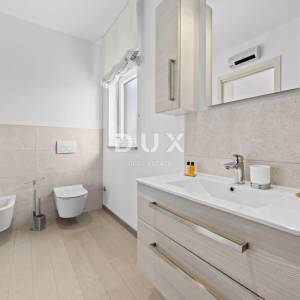 ISTRA, VOLME - Moderna vila u zatvorenom kompleksu s liftom, 350 m od mora