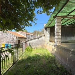 ISTRA,GRAČIŠĆE - Prostrana kuća na rubu naselja