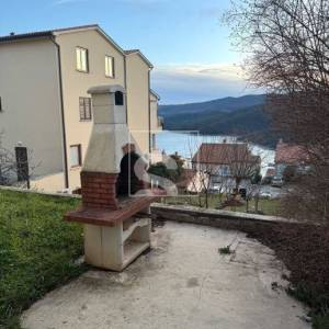 Jednosoban stan sa dvorištem, Rabac, 500m od mora