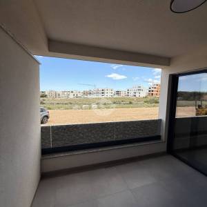 JEDNOSOBNI STAN S NATKRIVENOM TERASOM, 350 M OD MORA, POVLJANA - PAG
