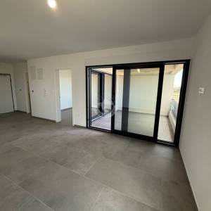 JEDNOSOBNI STAN S NATKRIVENOM TERASOM, 350 M OD MORA, POVLJANA - PAG