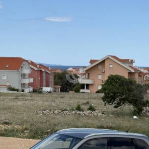 JEDNOSOBNI STAN S NATKRIVENOM TERASOM, 350 M OD MORA, POVLJANA - PAG