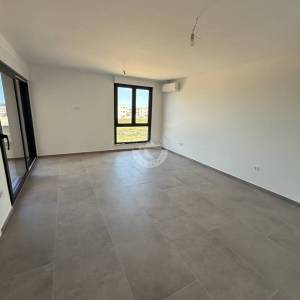 JEDNOSOBNI STAN S NATKRIVENOM TERASOM, 350 M OD MORA, POVLJANA - PAG