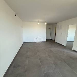 JEDNOSOBNI STAN S NATKRIVENOM TERASOM, 350 M OD MORA, POVLJANA - PAG
