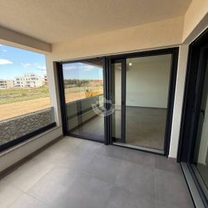 JEDNOSOBNI STAN S NATKRIVENOM TERASOM, 350 M OD MORA, POVLJANA - PAG
