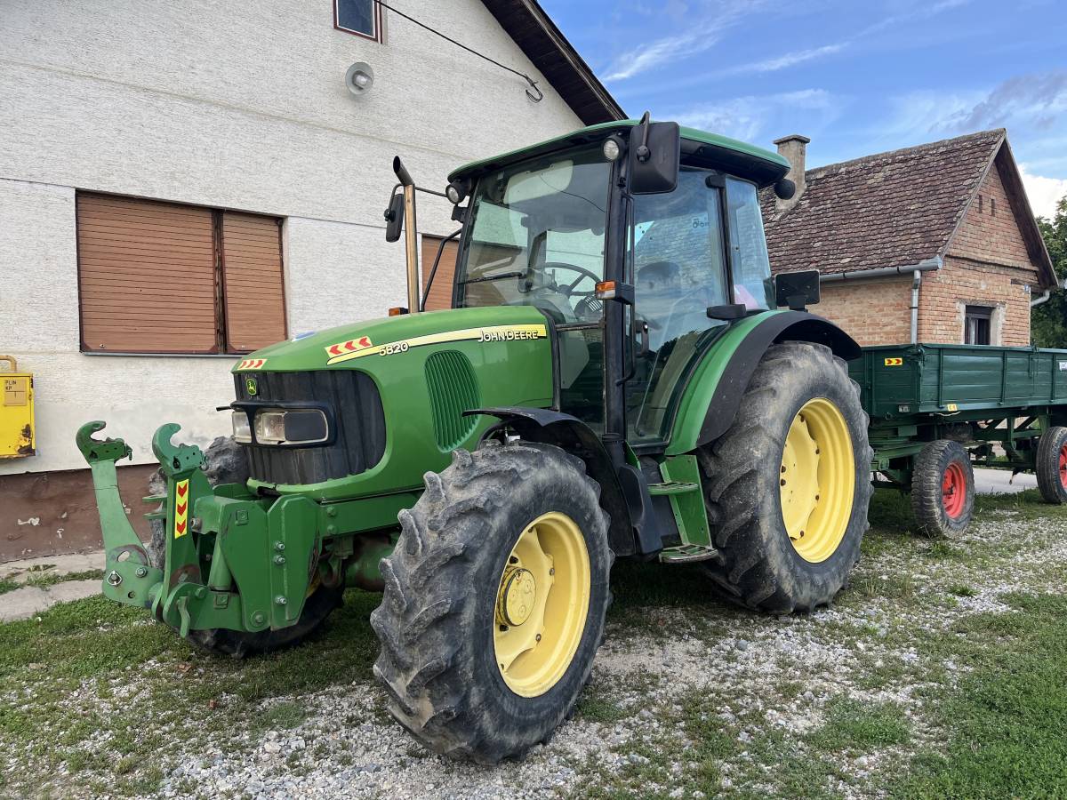 John Deere 5820
