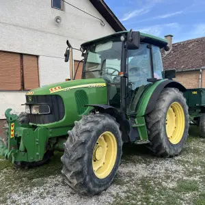 John Deere 5820