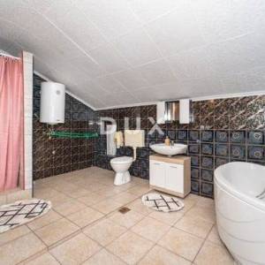 KARIN DONJI – Prostrana kuća s dva apartmana i konobom
