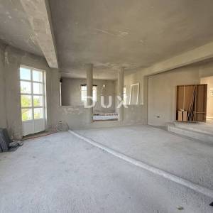 KASTAV, BRNČIĆI – luksuzna villa američkog stila na privatnoj parceli od 2000m2