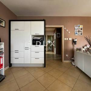KASTAV, RUBEŠI - 3S+DB u zgradi novije gradnje s garažom i okućnicom
