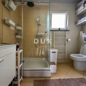 KASTAV, RUBEŠI - 3S+DB u zgradi novije gradnje s garažom i okućnicom