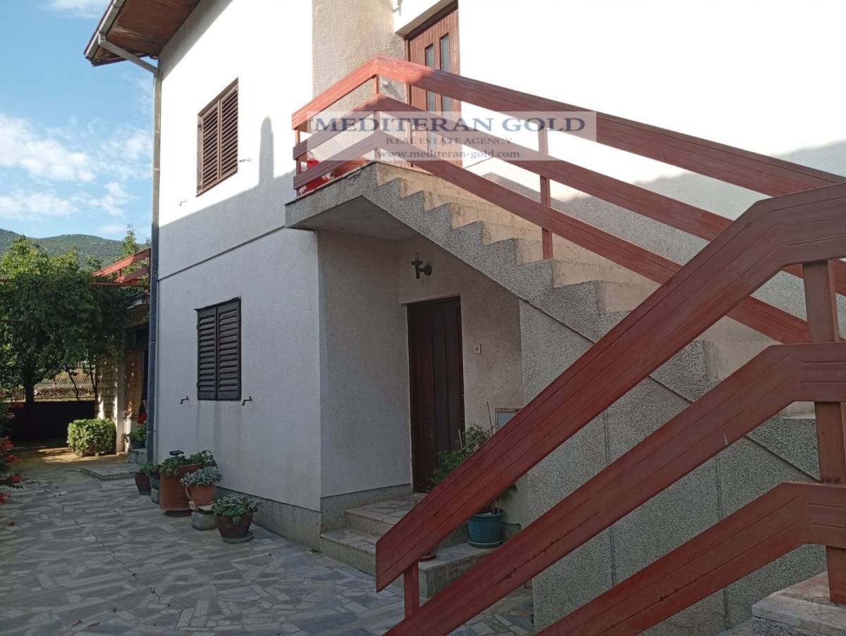 Kaštel Stari, prodaje se samostojeća kuća sa okućnicom