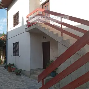 Kaštel Stari, prodaje se samostojeća kuća sa okućnicom