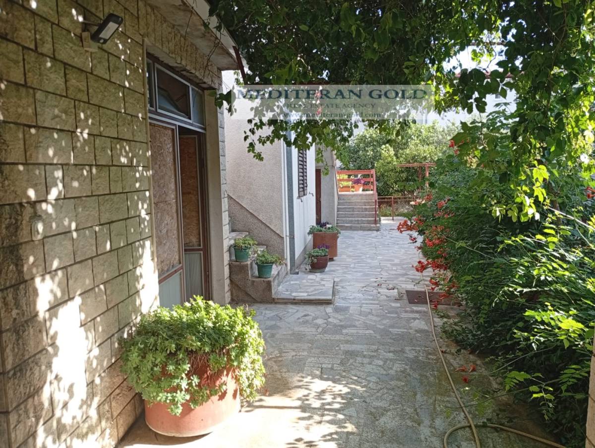 Kaštel Stari, prodaje se samostojeća kuća sa okućnicom