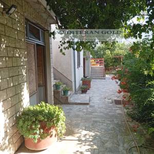 Kaštel Stari, prodaje se samostojeća kuća sa okućnicom