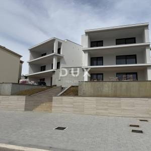 KLENOVICA - Luksuzni apartman na prvom katu, 100m od mora, parking, novogradnja