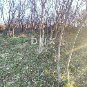 KOSTRENA - Povoljno zemljište na cca 800 m od obale