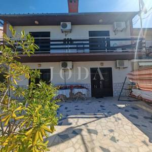 Kuća 2. red od mora sa 4 apartmana