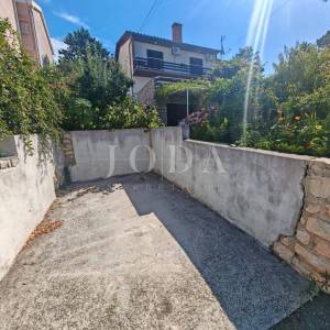 Kuća 2. red od mora sa 4 apartmana