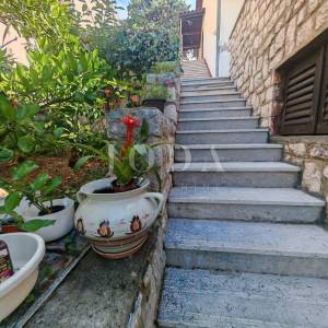 Kuća 2. red od mora sa 4 apartmana
