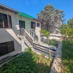 Kuća 2. red od mora sa 4 apartmana