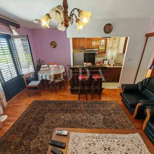 Kuća 2. red od mora sa 4 apartmana